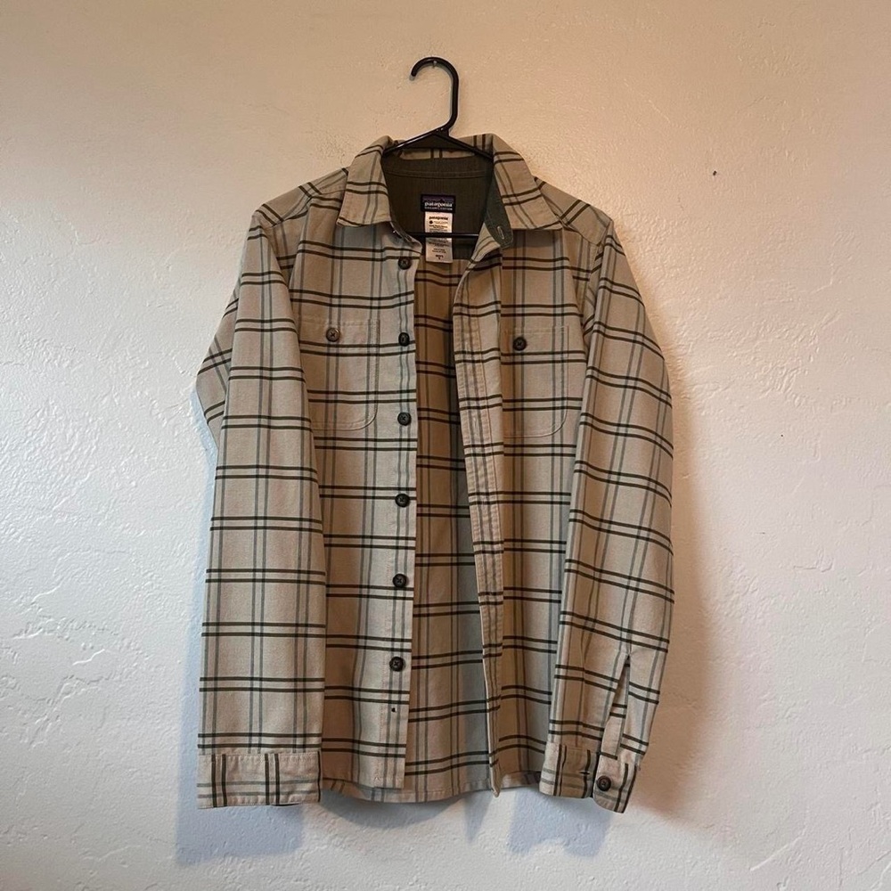 Patagonia men’s flannel (beige/green)